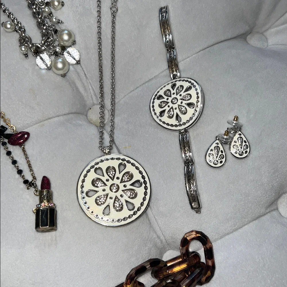 Collection of Jewelry - Picture 8 of 11